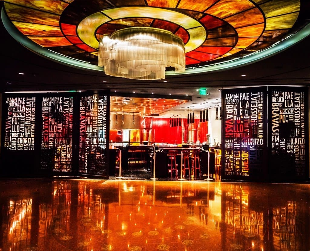 Interior de um night club com luzes coloridas e ambiente sofisticado