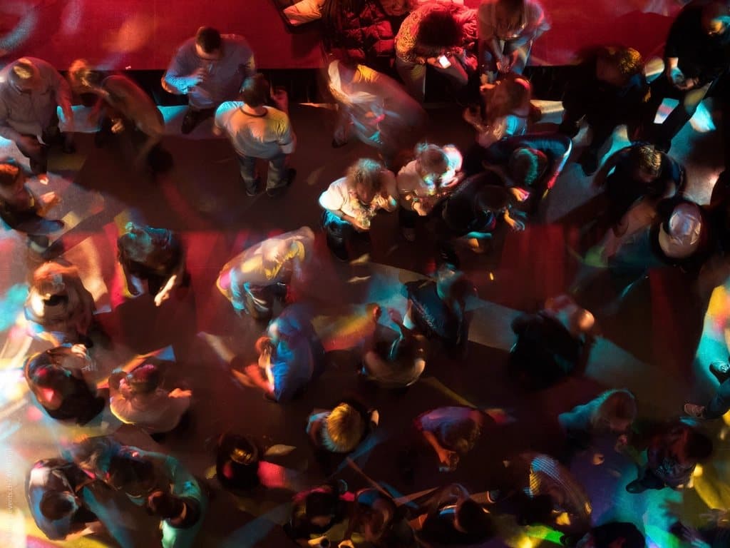 Pista de dança iluminada em um night club vibrante
